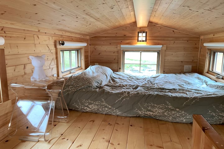 شقة علوية ماستر مع سرير ميموري كوين 