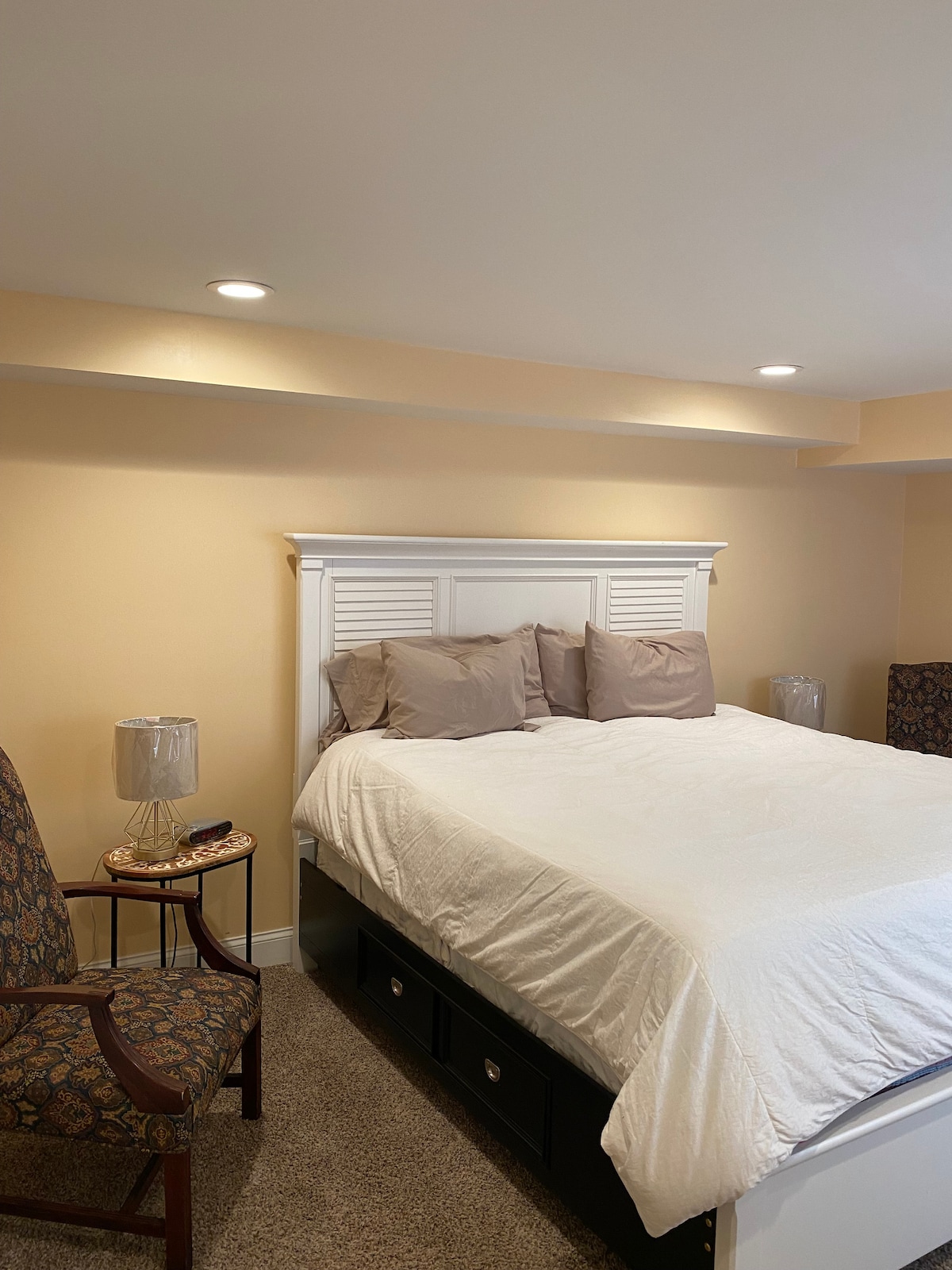 kingsize-Bett mit Doppelschubladen auf jeder Seite, zwei Beistelltischen und bequemen Sitzgelegenheiten auf jeder Seite 
großes Fenster und geräumiger Kleiderschrank mit Kleiderbügeln, Bügelbrett & Bügeleisen 