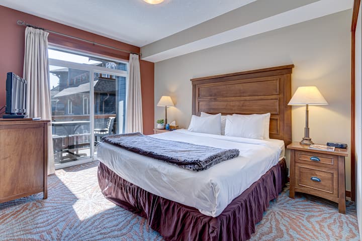 Уживајте во кралско доживување во нашата спална соба со брачен кревет, надополнет со директен пристап до приватен балкон, создавајќи совршен рај за релаксација.