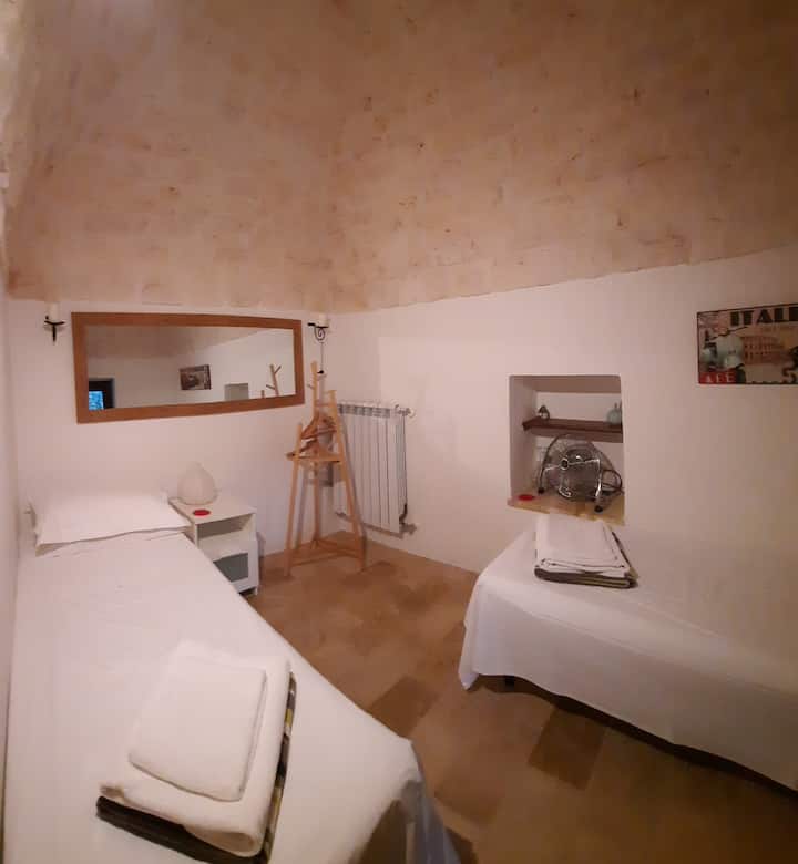 ห้องนอนที่สองที่มีเพดานโค้งหิน