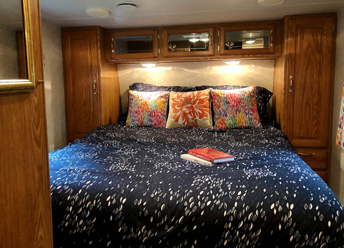 เตียงควีนไซส์คุณภาพพร้อมผ้าปูที่นอนและผ้าห่มใหม่ต้อนรับคุณเมื่อสิ้นสุดวันเพื่อการพักผ่อนที่สมบูรณ์แบบพร้อมวิวทะเลสาบที่ยอดเยี่ยมและที่เก็บของมากมาย
