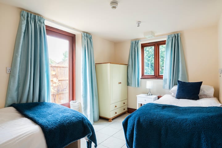 La habitación doble tiene dos camas individuales y un pequeño armario. 