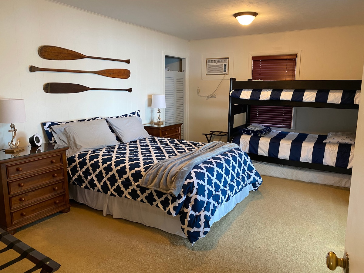 Dhoma e 3-të e gjumit me krevate marinarë dhe banjë ngjitur