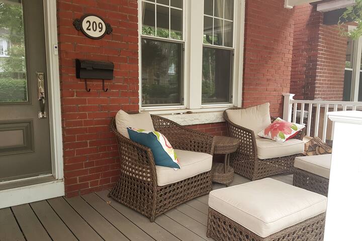 Spacious and Cozy Home in High Park gallery image 5