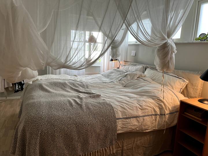 Spavaća soba 1. Bračni krevet 180 cm. TV s uslugama streaminga priključen je na zid.