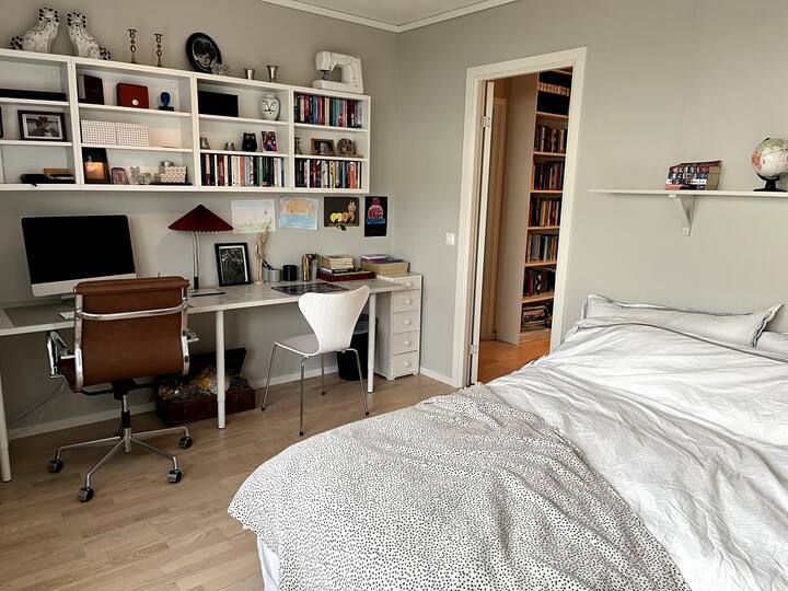 Spavaća soba 4. Bračni krevet 180 cm i uredski prostor. 