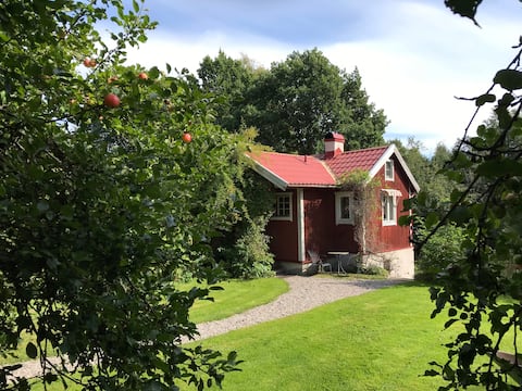 Cozy cabin in lush garden by Gavleån in Gävle