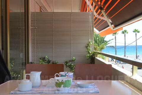 With views and direct access to the beach.