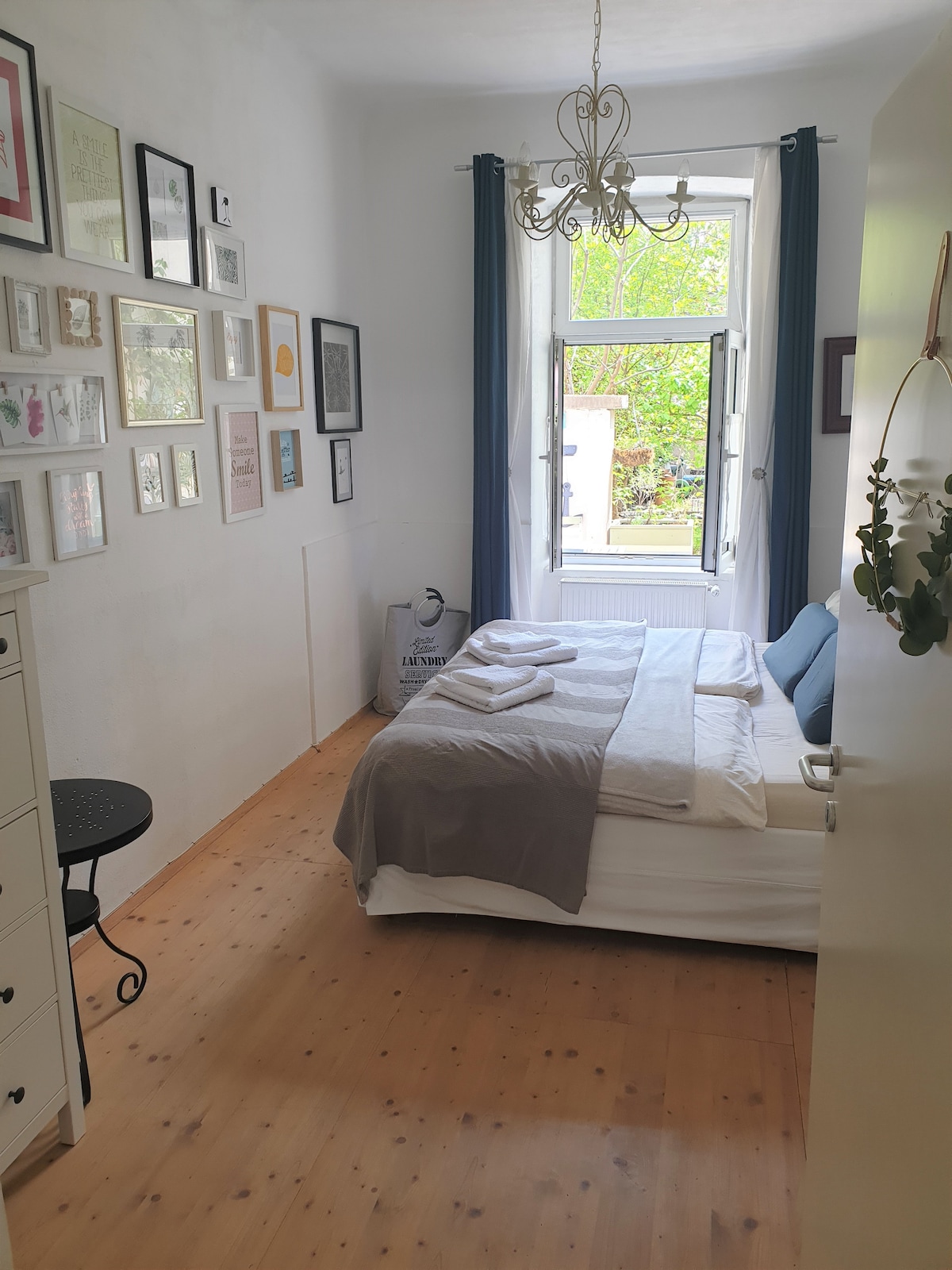 Schlafzimmer mit Blick in den Garten (Frühjahr 2021).


Jalousien zum Dimmen und verschiedene Arten von Vorhängen, die du entscheiden kannst, wie viel Sonne du morgens tolerieren kannst.  ;-)

