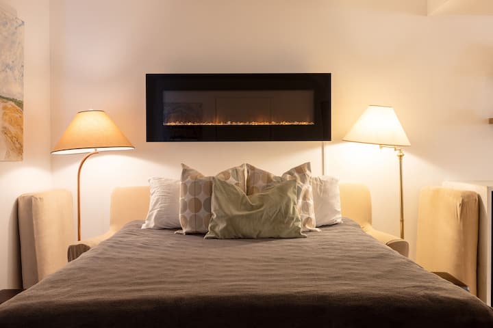 客厅的沙发可以变成另一张床。
请让我们帮您洗手。 这可能很棘手。