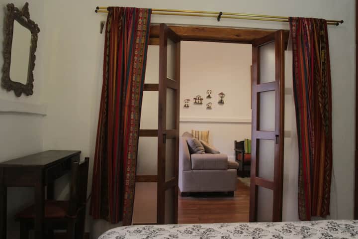 主卧可欣赏客厅的美景。