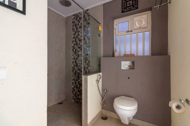 Full bathroom 1 image 1