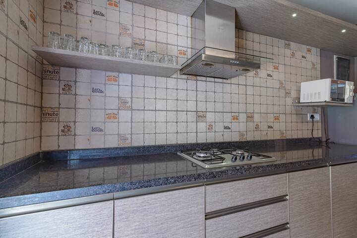 Full kitchen image 1