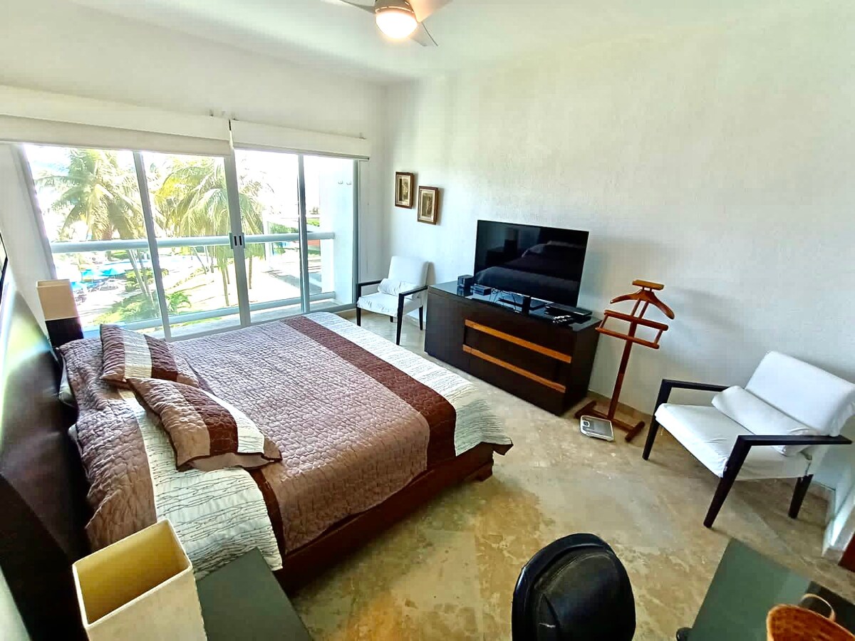 ห้องนอนใหญ่พร้อมระเบียงและวิวทะเล