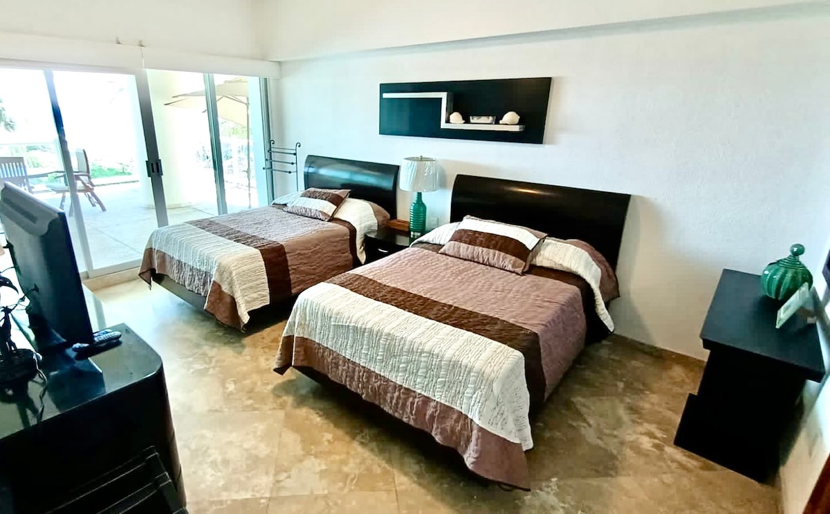 ห้องนอน 3 มีระเบียงโทรทัศน์และเตียงควีนไซส์ 2 หลัง