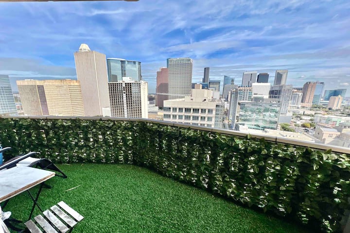 Downtown Skyline| Modern High Rise Condo | Rooftop - Houston, TX