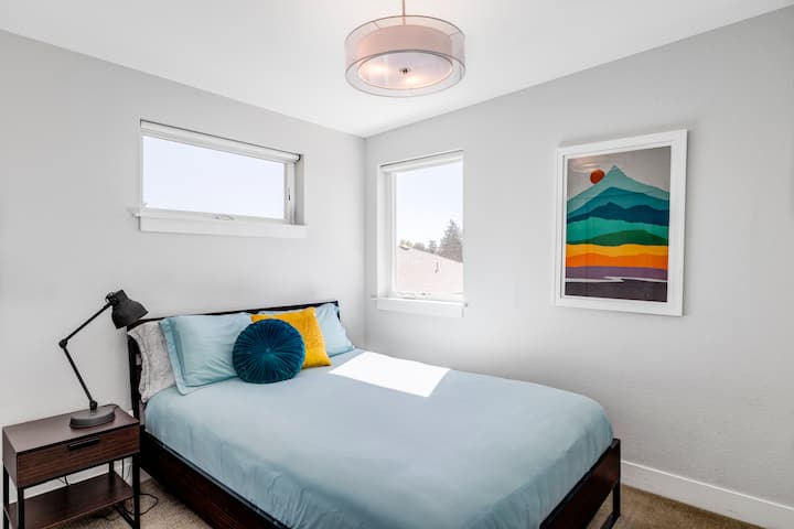 La suite 5280 Guesthouse peut accueillir jusqu'à 6 personnes au total dans 2 chambres et un canapé qui se plie en un grand lit. Il y a deux chambres, toutes deux avec des lits queen size (un moelleux et un ferme !), des placards spacieux avec beaucoup de place pour vos vêtements, etc.