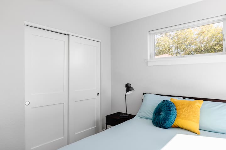 La Suite 5280 Guesthouse peut accueillir jusqu'à 6 personnes au total dans 2 chambres et un canapé qui se plie en un lit de taille normale. Il y a deux chambres, toutes deux avec des lits queen size (un moelleux et un ferme !), des placards spacieux avec beaucoup de place pour vos vêtements, etc.