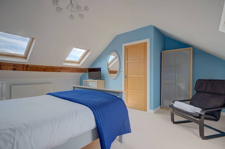 חדר שינה זוגי מרווח בקומה הראשונה עם מכולות חדשות של קצף זיכרון, מושלם לשינה ערבה