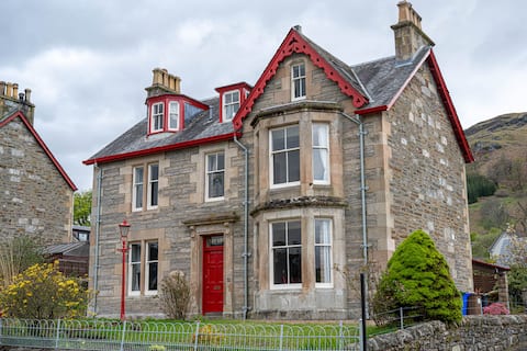 Modern Killin Retreat w/ Stunning Views