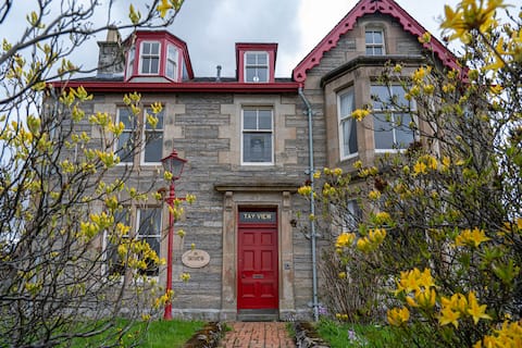 Comfortable Stay Near Paths, Shops and Cafés