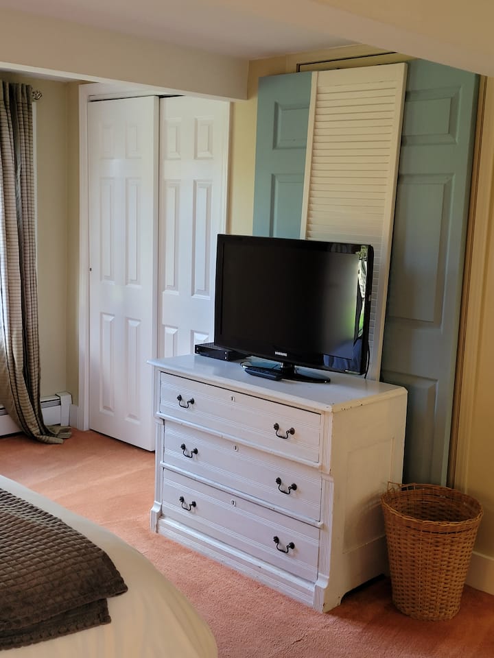 Guest Room 1 with private entrance, full size bathroom with tub and breakfast nook