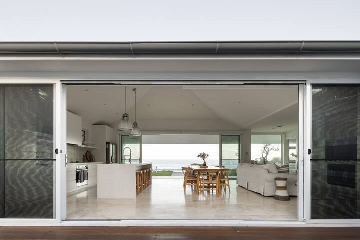 Beachfront luxury holiday home Umi Boomerang Beach gallery image 5