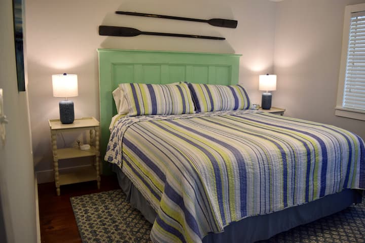 卧室经过翻新，配备加大双人床。 由1930年代的门制成的床头板。