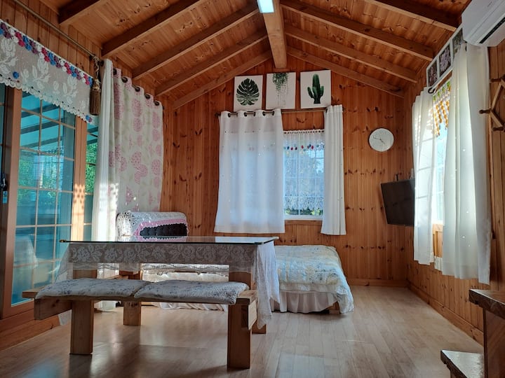        我舒适地放置了4人餐桌。