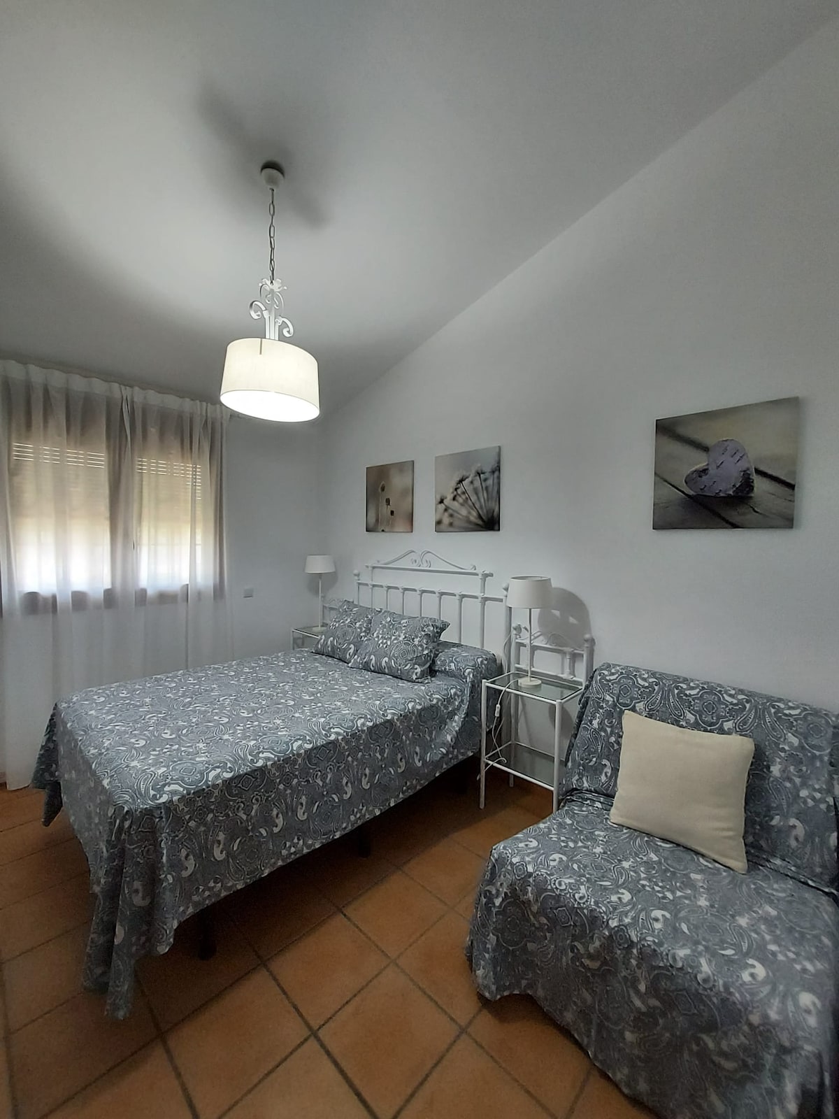 Hlavná spálňa s manželskou posteľou a rozkladacou pohovkou