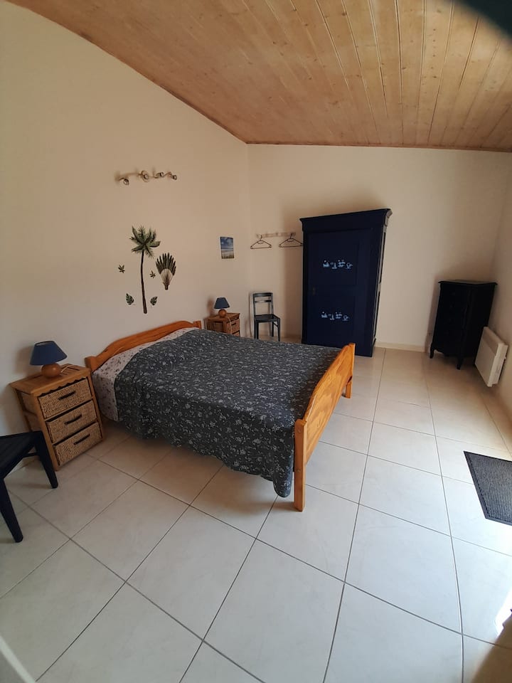 חדר שינה עצמאי עם מקלחת ושירותים המשקיפים על המרפסת