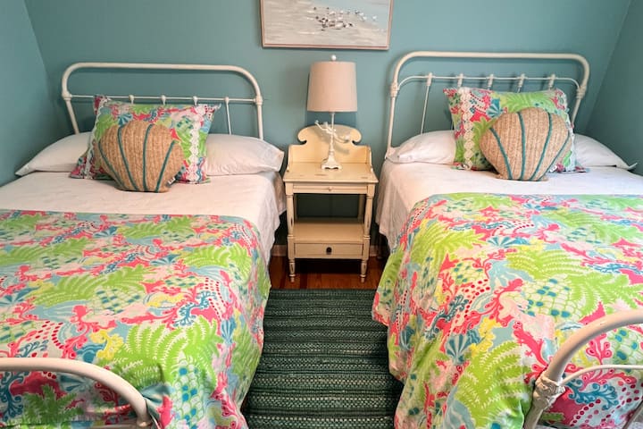 Dos camas dobles de tamaño completo en la ropa de cama Lilly de calidad "Lilly Room" de calidad 100% algodón.