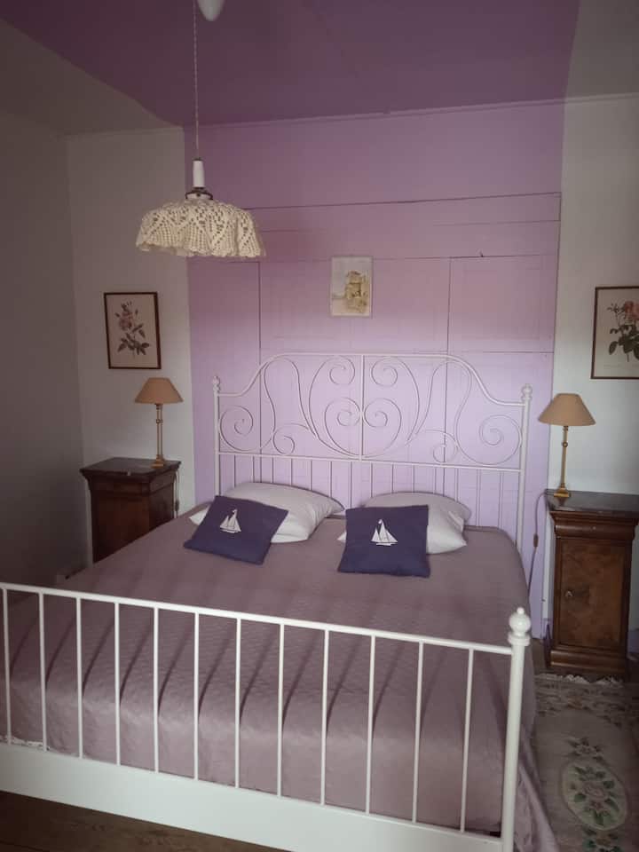 带标准双人床的lilas房间