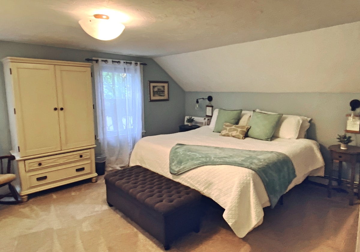 Upokojujúca výzdoba a super pohodlná manželská posteľ v hlavnej spálni. 