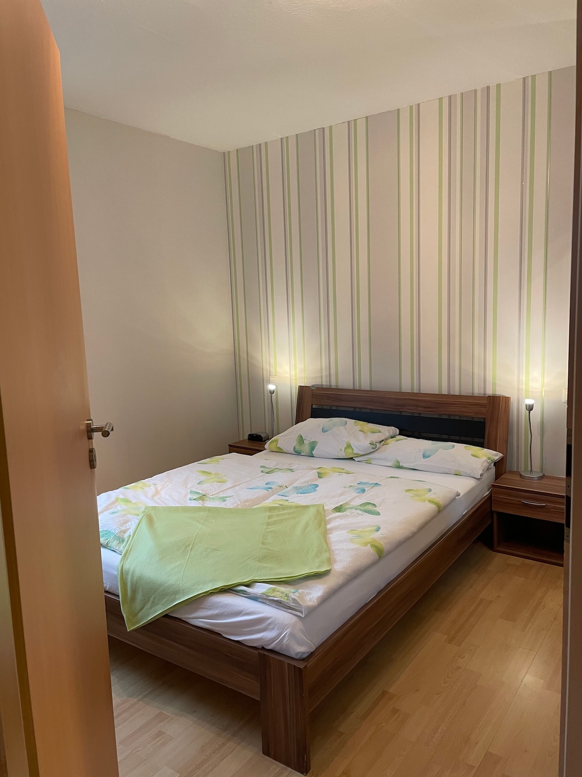 חדר שינה עם 1.40 * 2.00מ' מיטה