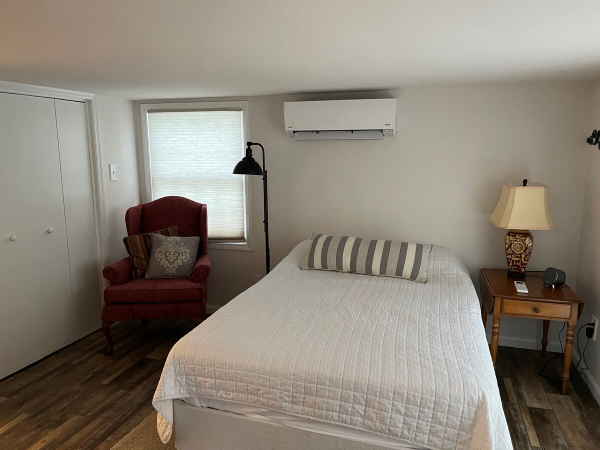 Спалня с голямо легло