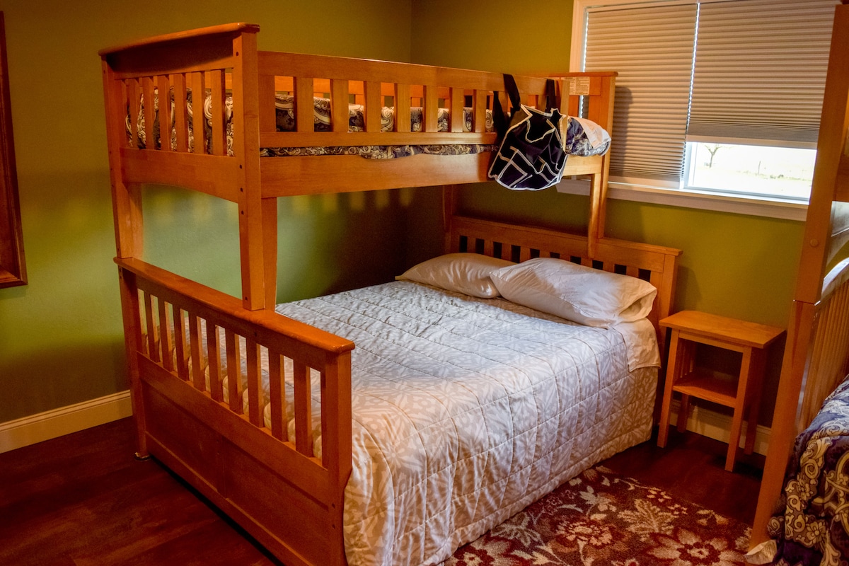 ห้องนอน #3 - เตียงสองชั้นคู่และเตียงคู่ + เตียงสองชั้นพร้อมฟูกนอนแบบดึงออกเพิ่มเติม