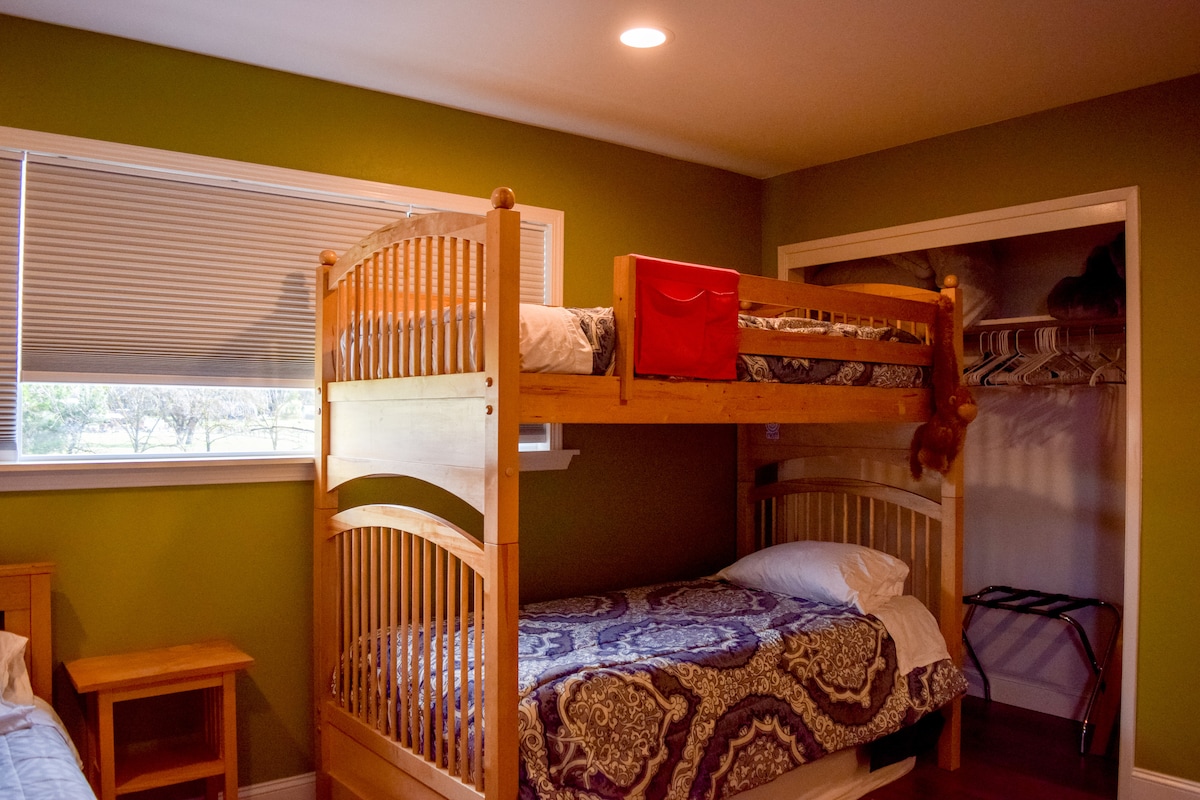 ห้องนอน #3 - เตียงสองชั้นคู่และเตียงคู่ + เตียงสองชั้นพร้อมฟูกนอนแบบดึงออกเพิ่มเติม