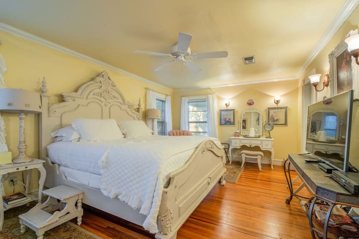 楼上1号卧室设有2米宽双人床和单人床、电视、带按摩浴缸和淋浴的套内卫生间