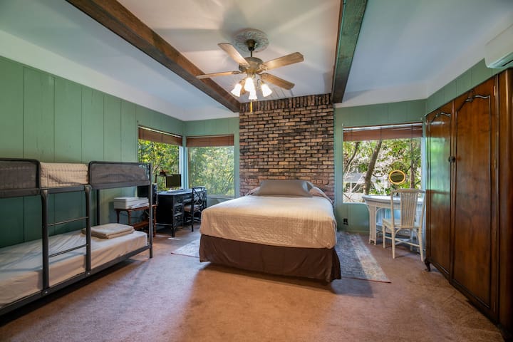 楼下卧室和客厅--4扇漂亮的角落窗户-标准双人床、双层床、书桌/工作空间、电视
-需要在游戏室使用楼下的半个卫生间和/或共用楼上的卫生间