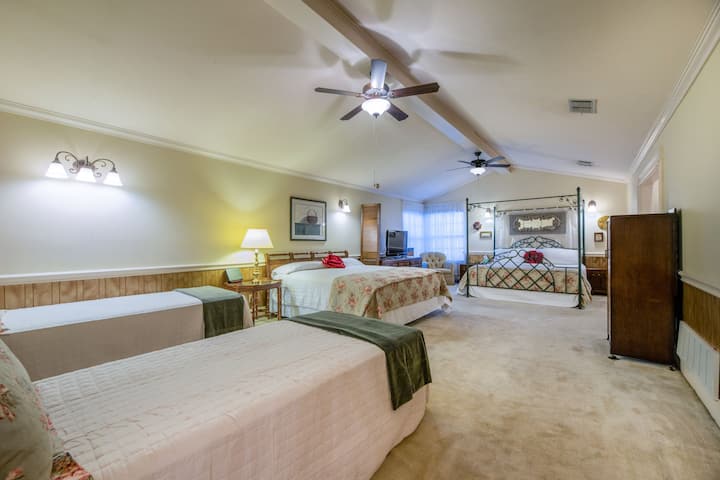 楼上的3号卧室配有2张2米宽双人床和2张单人床、电视和宽敞的套内卫生间