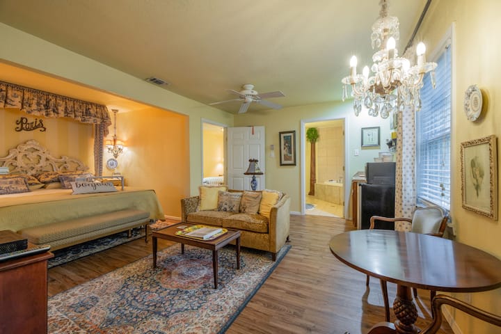 楼上的独立马车房设有座椅、小餐桌、小厨房-加大双人床和独立的标准双人床卧室-套房内的2间卧室共用卫生间