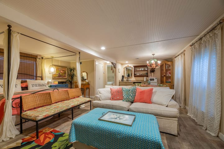 楼下的独立马车房设有加大双人床、双人床、座椅、电视区、小厨房、迷你冰箱、微波炉、室外露台