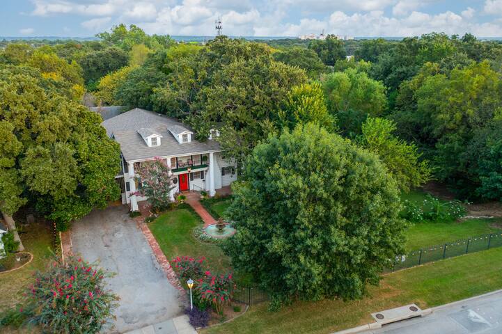 Historic Azalea Estate-7 bdrm, 5.5 bath, King beds gallery image 2