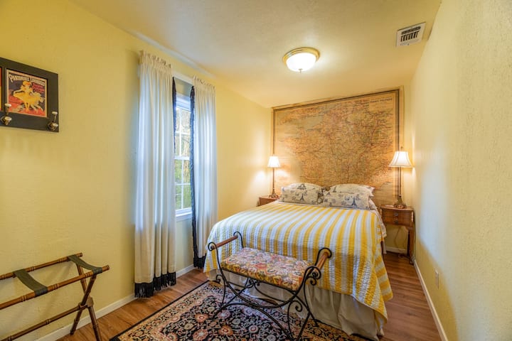 楼上的独立马车房设有2间客房--这间标准双人床卧室和主卧配有一张加大双人床，配有小座椅、餐厅和小厨房区域