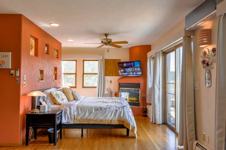 Master bedroom: King size bed, A/C, and 4K smart TV