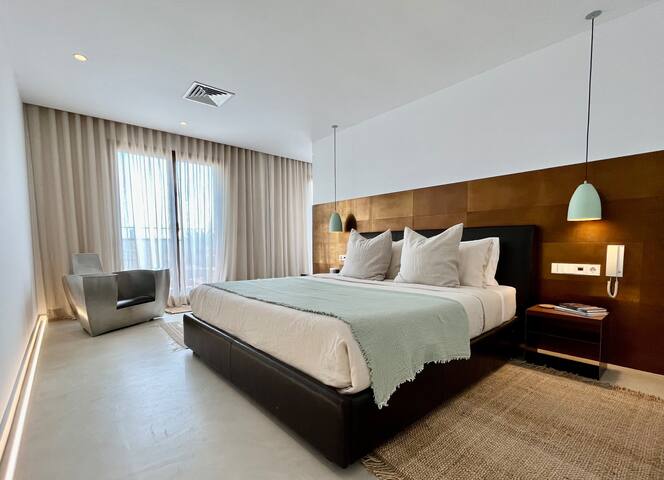 Sophisticated 3-BR Penthouse with Scenic Terraces gallery image 3