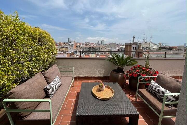 Sophisticated 3-BR Penthouse with Scenic Terraces gallery image 2