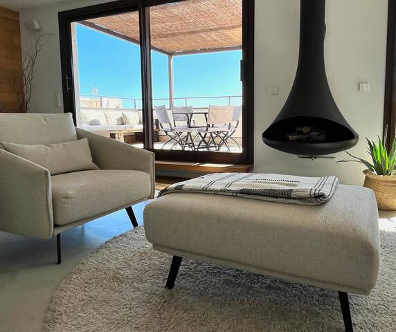 Sophisticated 3-BR Penthouse with Scenic Terraces gallery image 5