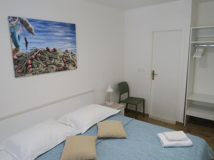 Chumba cha kulala cha ghorofa ya kwanza na bafu